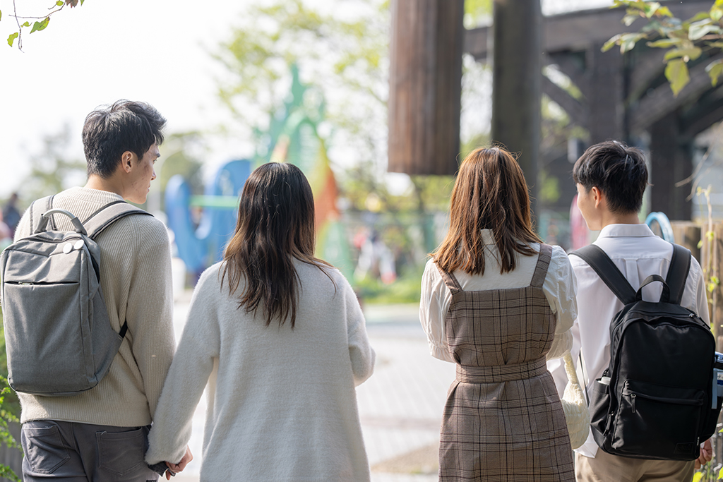 皆で歩いている