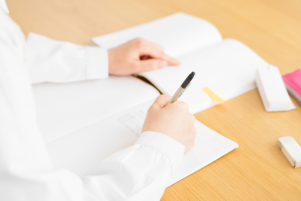 ノートに書いている