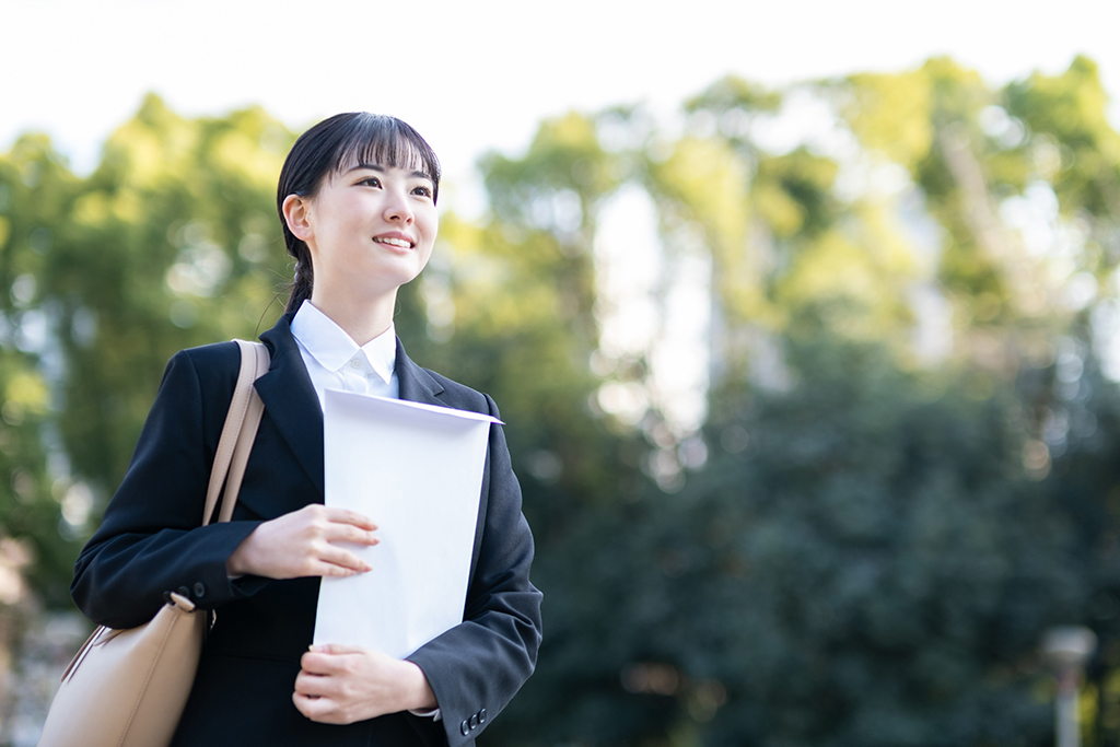 封筒を持っている