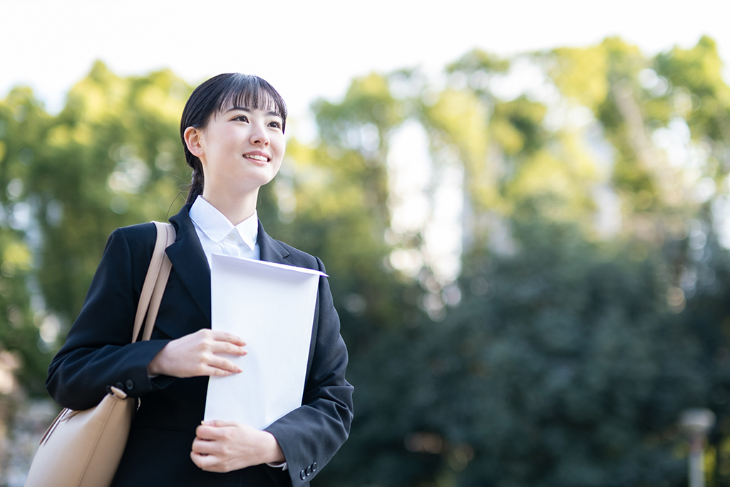 願書を持っている